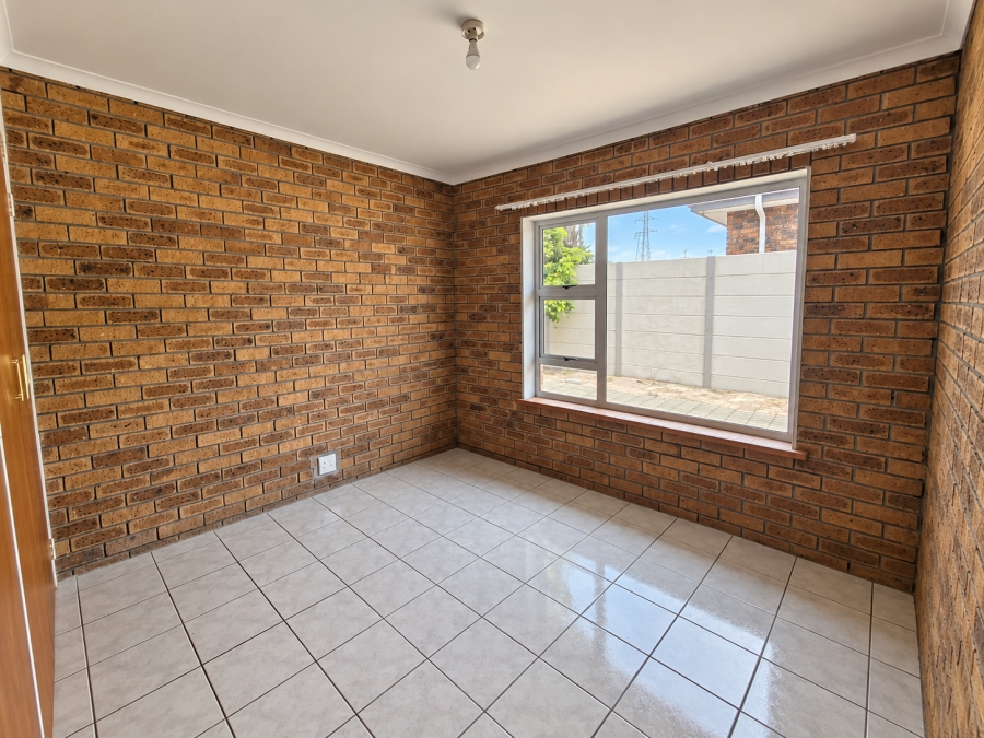 To Let 4 Bedroom Property for Rent in Rouxville Western Cape
